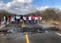 [Vídeo] Moradores bloqueiam BR-110 com fogo para cobrar redutores de velocidade no Oeste do RN