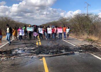 [Vídeo] Moradores bloqueiam BR-110 com fogo para cobrar redutores de velocidade no Oeste do RN