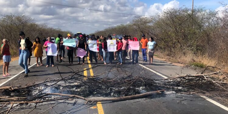 [Vídeo] Moradores bloqueiam BR-110 com fogo para cobrar redutores de velocidade no Oeste do RN