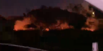Incêndio atinge vegetação próxima ao prédio da Reitoria da UFRN. Bombeiros controlam chamas. Veja vídeo