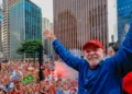 Lula é reeleito e derrota Flávio Bolsonaro em virada histórica