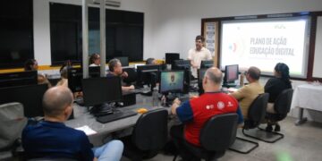Natal: Secretaria de Educação orienta professores sobre educação digital e uso de tecnologias na escola