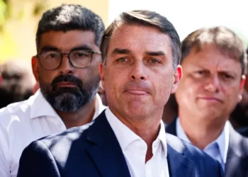 Flávio Bolsonaro chega aos EUA depois de fugir do Brasil um dia após derrota nas eleições