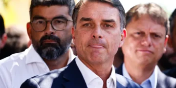 Flávio Bolsonaro chega aos EUA depois de fugir do Brasil um dia após derrota nas eleições