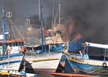 Vídeo mostra barco sendo consumido pelas chamas na Pedra do Rosário, em Natal