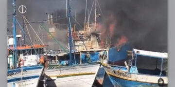Vídeo mostra barco sendo consumido pelas chamas na Pedra do Rosário, em Natal