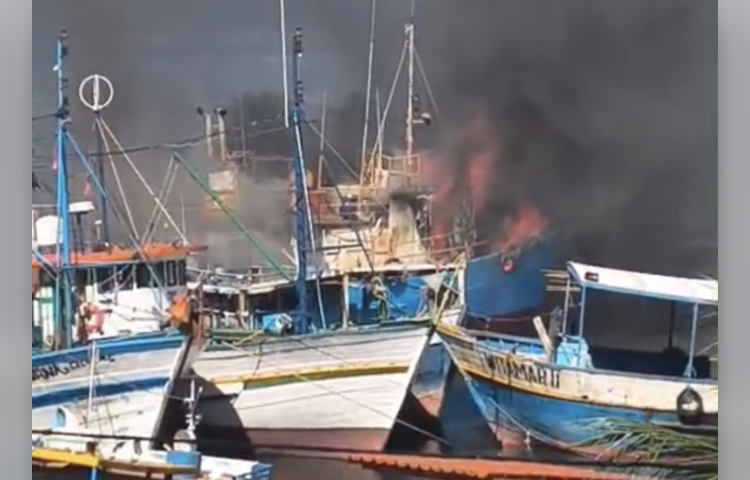 Vídeo mostra barco sendo consumido pelas chamas na Pedra do Rosário, em Natal