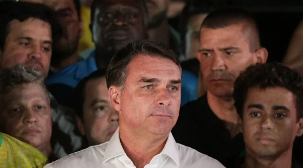Onde está Flávio Bolsonaro? Aliados dizem não saber; avião tem voo barrado na Argentina