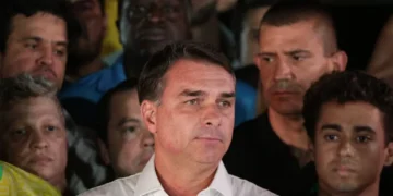 Onde está Flávio Bolsonaro? Aliados dizem não saber; avião tem voo barrado na Argentina