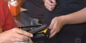 PIX por aproximação deixa de ter limite diário de R$ 500 a partir desta quinta; veja como pagar com essa modalidade